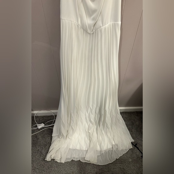 Gorgeous white sress floor length, size 10, bisou bisou - Picture 5 of 7
